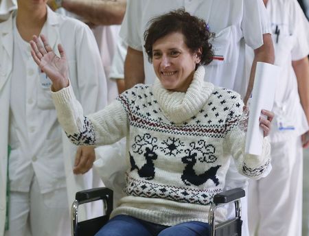 © Reuters. Enfermeira espanhola Teresa Romero deixa hospital em Madri