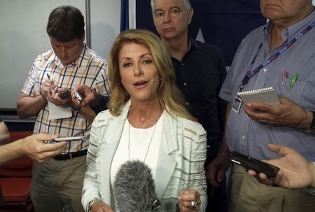 © Reuters. Texas Democratic gubernatorial nominee Wendy Davis talks to reporters at a news conference in Austin