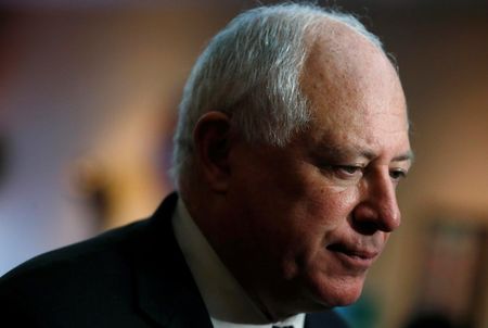 © Reuters. Illinois Governor Quinn listens to a question as he campaigns at a restaurant in Chicago