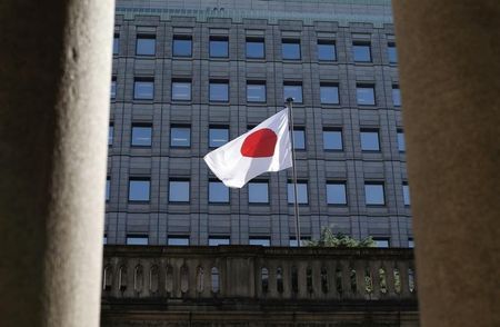 © Reuters. A Japanese flag flutters at the Old Building of Bank of Japan's head office in Tokyo