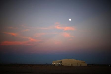 © Reuters. The moon rises over a hangar at the Mojave Air and Space Port