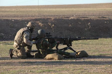 © Reuters. British soldiers train Kurdish Peshmerga fighters at a shooting range in Arbil