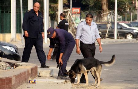 © Reuters. مقتل ثلاثة أشخاص وإصابة 12 في انفجارين بمحطتي قطارات بمصر