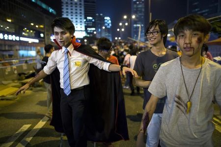 © Reuters. محتجون مطالبون بالديمقراطية يشتبكون مجددا مع شرطة هونج كونج