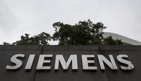 © Reuters. SIEMENS FAIT MOINS BIEN QUE PRÉVU AU 4E TRIMESTRE