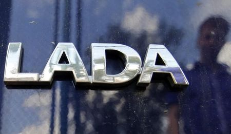 © Reuters. Логотип Lada на автомобиле в дилерском центре в Санкт-Петербурге