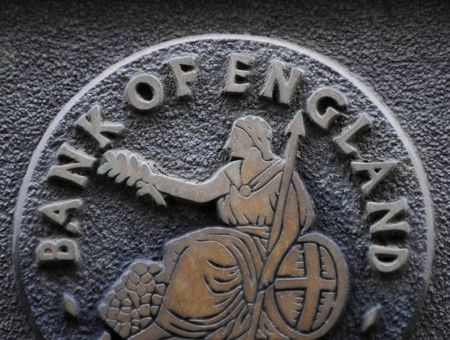 © Reuters. A plaque depicting Britannia is seen on the outside of the Bank of England in the City of London