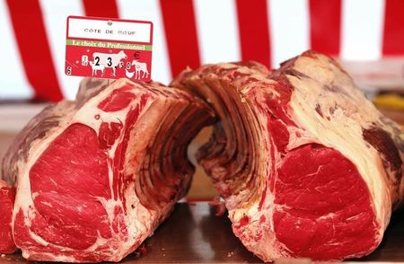 © Reuters. Мясо на рынке в Париже