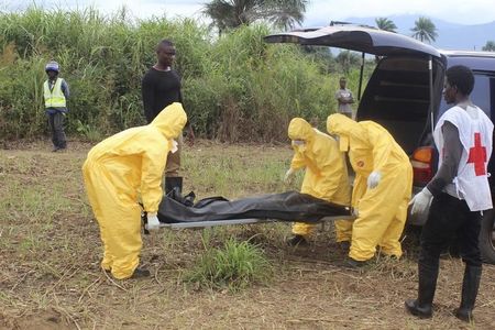 © Reuters. Profissionais de saúde retiram corpo de vítima de Ebola no distrito de Waterloo, em  Freetown