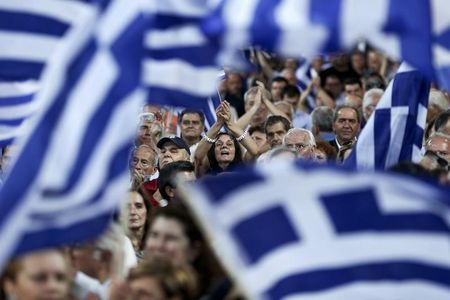 © Reuters. Conservative New Democracy ruling party supporters wave national flags and shout slogans during a pre-election campaign speech of Greece's Prime Minister Samaras (not pictured) in Athens