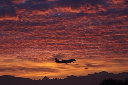 © Reuters. A Brussels Airlines aircraft prepares for landing in Cointrin airport during sunrise over the Mont Blanc in Geneva