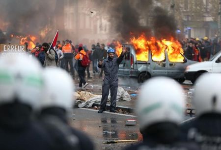 © Reuters. النقابات البلجيكية تنظم أول احتجاج ضد الحكومة الجديدة