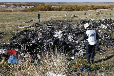 © Reuters. Investigadores del accidente del MH17 buscan ayuda local en Ucrania