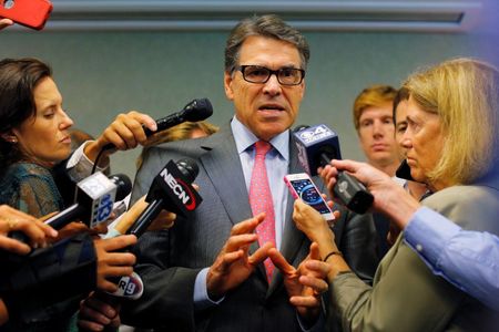 © Reuters. Texas Governor Perry, a possible Republican candidate for 2016 presidential race, answers questions from reporters following appearance at business leaders luncheon in Portsmouth