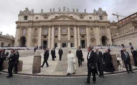 © Reuters. Pope Francis walks away at the end of  his weekly audience in Saint Peter's Square at the Vatican