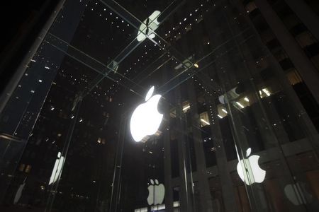 © Reuters. A general view of an Apple store in the Manhattan borough of New York