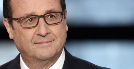 © Reuters. France's President Hollande poses before appearing on TF1 television prime time news live broadcast at their studios in Aubervilliers