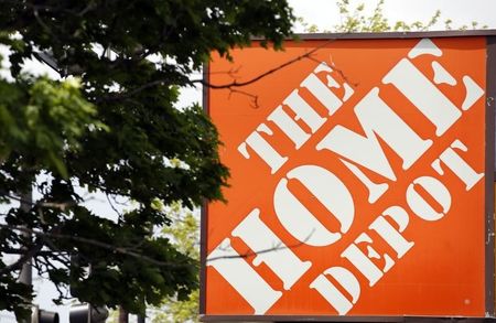 © Reuters. A Home Depot location is seen in Evanston