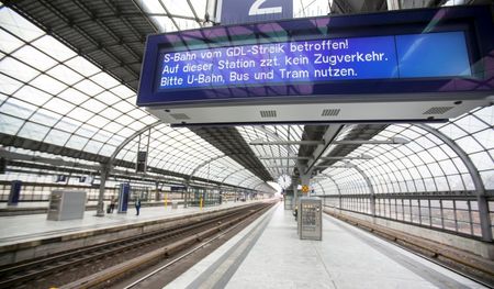 © Reuters. A sign announces rail service interruption due to a train drivers' union GDL strike at the Spandau station in Berlin