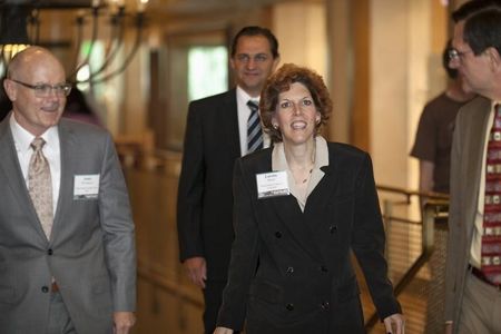 © Reuters. Mester, President and CEO of the Federal Reserve Bank of Cleveland, walks with McAndrews, vice president of the Federal Reserve Bank of New York, as they arrive for the opening reception of the Jackson Hole Economic Policy Symposium