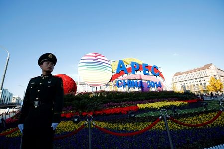 © Reuters. A paramilitary policeman stands guard in front of an installation promoting the Asia-Pacific Economic Cooperation (APEC) summit, in Beijing