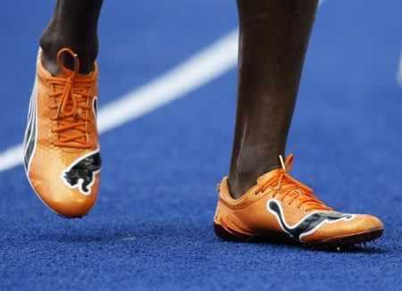 © Reuters. Bolt of Jamaica sports new running shoes after the ninth men's 100 metres heats during the world athletics championships in Berlin