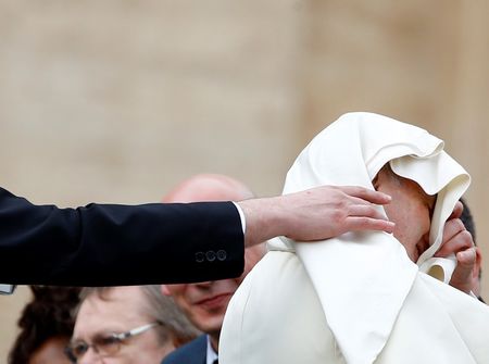 © Reuters. El Vaticano entrega una guía de ética financiera a su personal