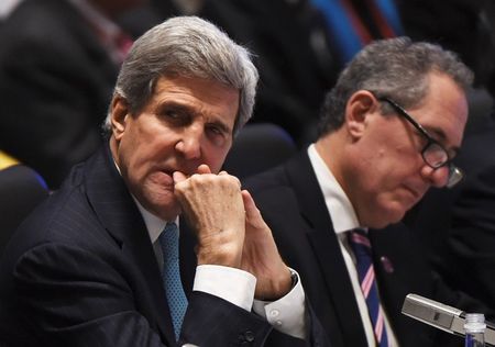 © Reuters. U.S. Secretary of State John Kerry looks around next to U.S. Trade Representative Michael Froman at the start of Asia-Pacific Economic Cooperation (APEC) Summit ministerial meetings at the China National Convention Centre (CNCC) in Beijing