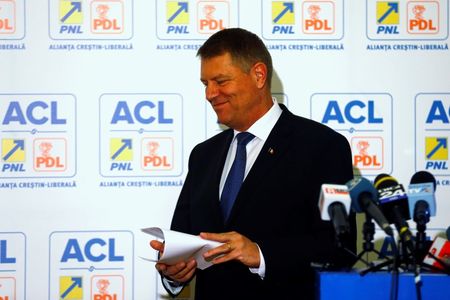 © Reuters. Presidential candidate Iohannis, an ethnic German mayor backed by two right wing parties, leaves a news conference in Bucharest