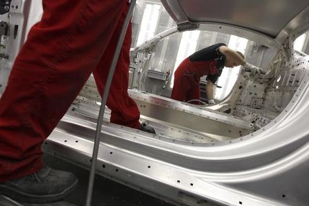 © Reuters. Operários trabalham na linha de montagem de uma fábrica da marca Audi em Neckarsulm, na Alemanha 