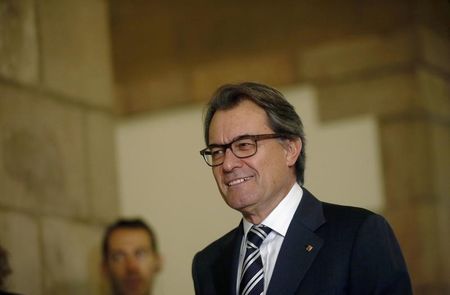 © Reuters. Catalonia's Regional President Artur Mas arrives for a meeting with politicians and representatives of social and economic organizations at the Catalan Parliament in Barcelona