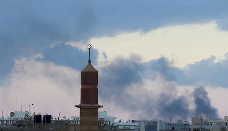 © Reuters. Smoke billows in the sky after heavy fighting broke out near the seaport in eastern Benghazi