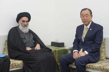 © Reuters. UN Secretary-General Ban Ki-moon meets with Iraq's top Shiite cleric Grand Ayatollah Ali al-Sistani in Najaf