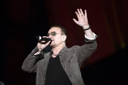 © Reuters. Bono de U2 defiende los servicios de streaming musicales