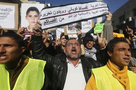 © Reuters. Protesters from the Islamic Action Front shout anti-Israel slogans in Amman