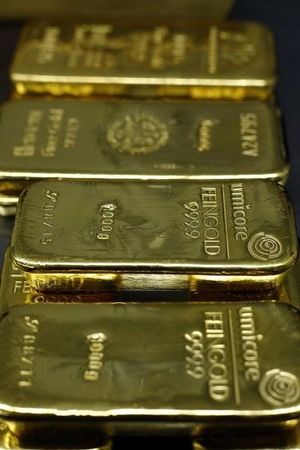 © Reuters. قطع الذهب في لندن مساء على 1154.50 دولارا للأوقية