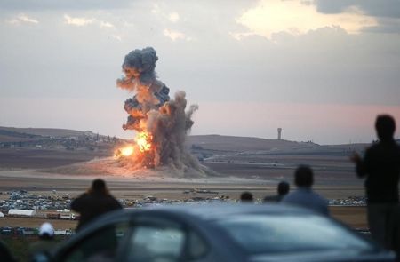 © Reuters. أمريكا والحلفاء ينفذون 14 ضربة جوية على الدولة الاسلامية بسوريا والعراق