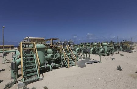 © Reuters. A general view of pipelines at the Zueitina oil terminal in Zueitina, west of Benghazi