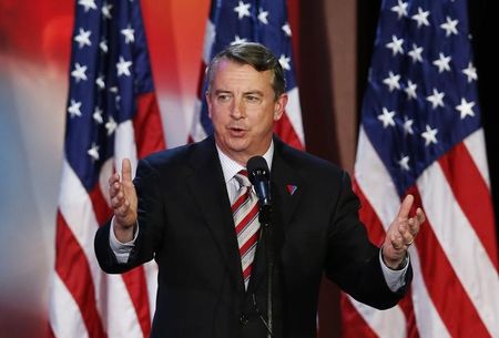 © Reuters. Gillespie, senior political advisor of  U.S. Republican presidential nominee Romney, speaks during the election night rally in Boston