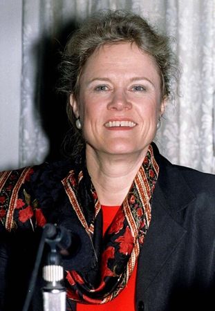 © Reuters. Former U.S. Assistant Secretary of State, Robin Raphel speaks at a news conference in Dhaka