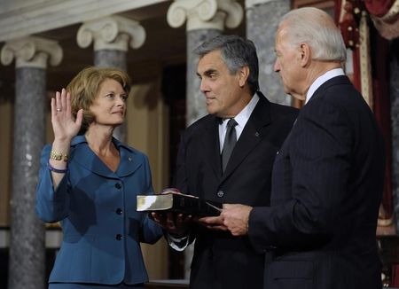 © Reuters. Murkowski, with her husband Martell, takes part in a re-enactment of her swearing-in by Vice President Biden in the Old Senate Chamber at the U.S. Capitol in Washington