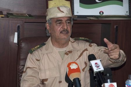 © Reuters. جيش ليبيا يستعين بحفتر لهزيمة الإسلاميين في بنغازي