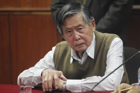 © Reuters. Lawyer Castillo speaks to the judge as his client, Peru's former President Fujimori, attends to court due to his request to serve the rest of his sentence under house arrest in Lima