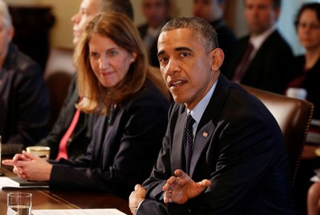 © Reuters. U.S. President Obama talks next to Secretary of Health and Human Services Burwell before the start of a Cabinet Meeting in the Cabinet Room at the White House in Washington