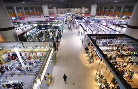 © Reuters. A view shows people visiting different booths at the Guandong Import and Export Fair in Guangzhou