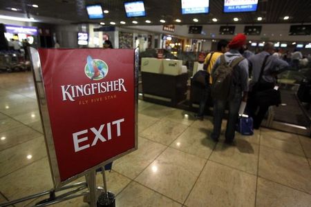 © Reuters. Kingfisher Airlines customers wait in a check-in queue at Mumbai's domestic airport