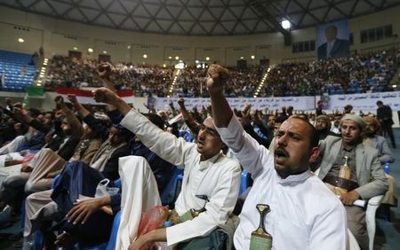 © Reuters. Shi'ite Houthi followers shout slogans as they attend a celebration marking Ashoura in Sanaa