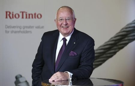 © Reuters. Rio Tinto Chief Executive Sam Walsh poses for photographers at the London Stock Exchange prior to delivering the company results