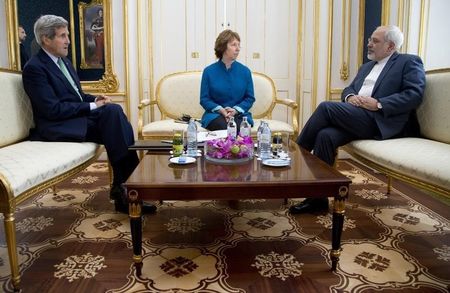 © Reuters. U.S. Secretary of State Kerry, EU Foreign Policy Chief Ashton, and Iran's Foreign Minister Zarif participate in a trilateral meeting in Vienna