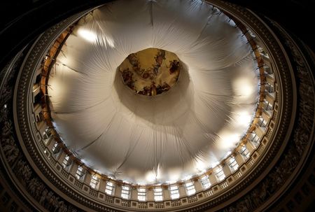 © Reuters. Sunlight streams into the interior of the U.S. Capitol dome, covered in tarps for repairs, and is seen from the Rotunda in Washington